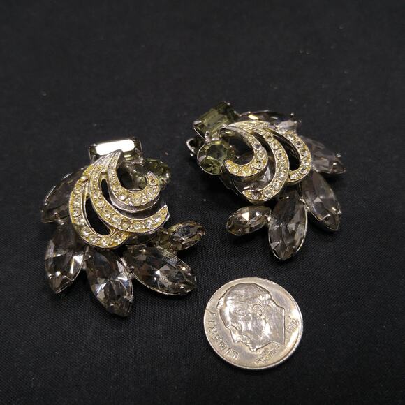 Weiss Gray Clear Rhinestone Earrings, Rhodium Plated, 1960s Vintage Jewelry - Picture 9 of 10